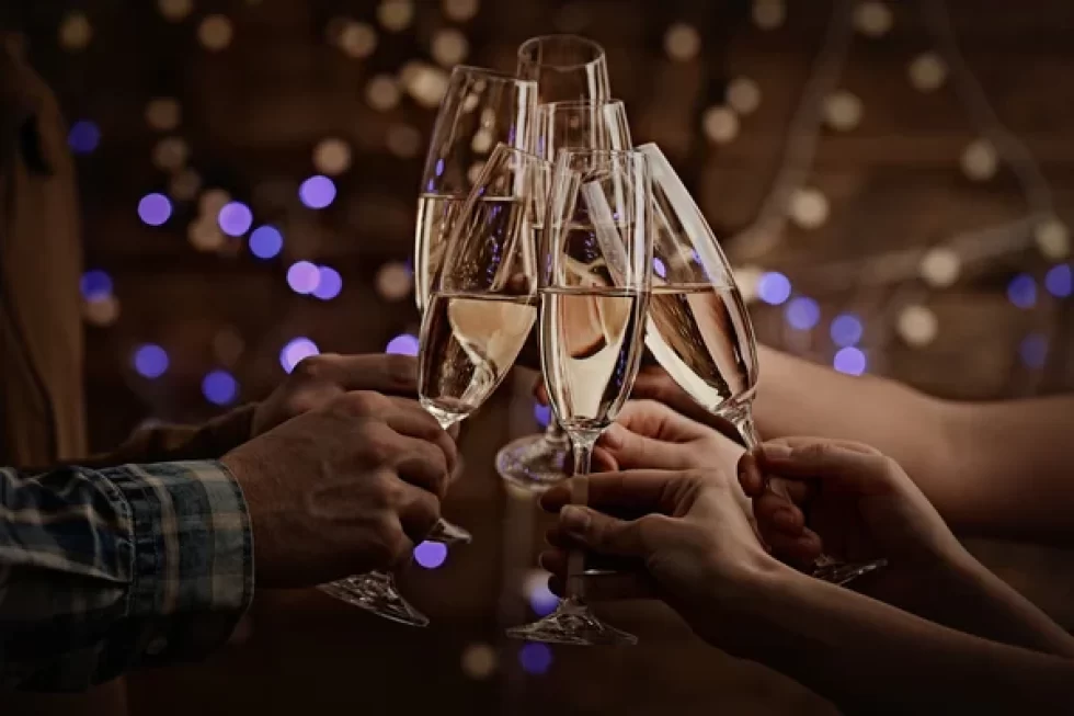 depositphotos_66902177-stock-photo-clinking-glasses-of-champagne-in