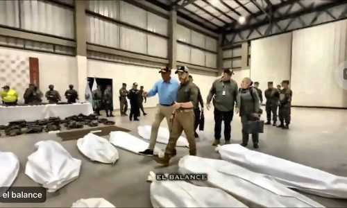 Abelardo de la Espriella camina entre los cuerpos cubiertos por sábanas de una veintena de colombianos dados de baja por el ejército en el Guaviare.
