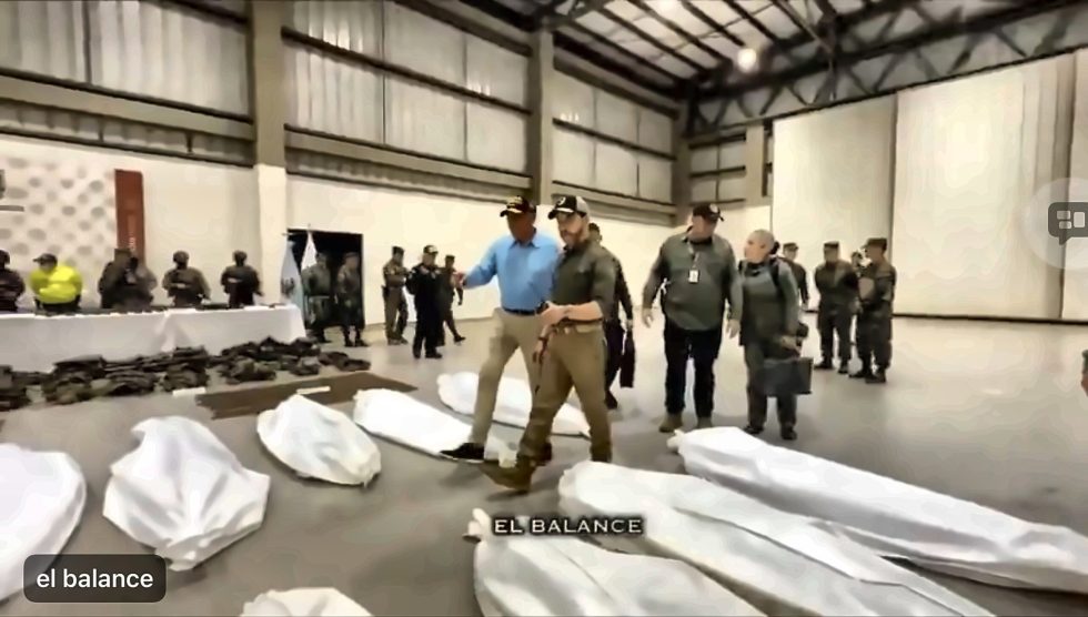 Abelardo de la Espriella camina entre los cuerpos cubiertos por sábanas de una veintena de colombianos dados de baja por el ejército en el Guaviare.