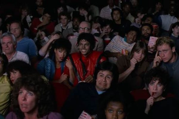 Thriller (1983), de Michael Jackson y dirigido por John Landis, es considerado uno de los más influyentes de la historia por su narrativa cinematográfica y su impacto en la cultura popular. Foto tomada del video..