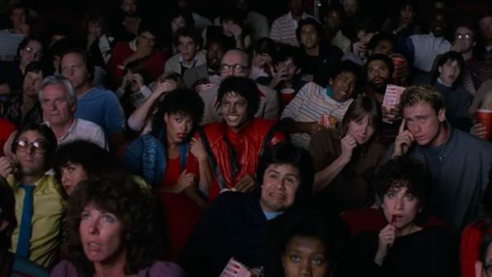 Thriller (1983), de Michael Jackson y dirigido por John Landis, es considerado uno de los más influyentes de la historia por su narrativa cinematográfica y su impacto en la cultura popular. Foto tomada del video..