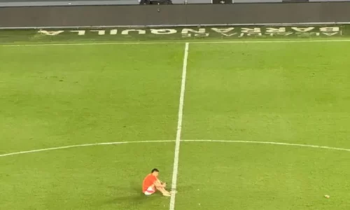 James Rodríguez, capitán de la Selección Colombia, solo en medio de la cancha del estadio Metropolitano de Barranquilla tras el partido contra Bolivia. / Foto X- Juan Felipe Cadavid