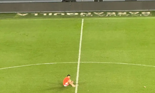 James Rodríguez, capitán de la Selección Colombia, solo en medio de la cancha del estadio Metropolitano de Barranquilla tras el partido contra Bolivia. /