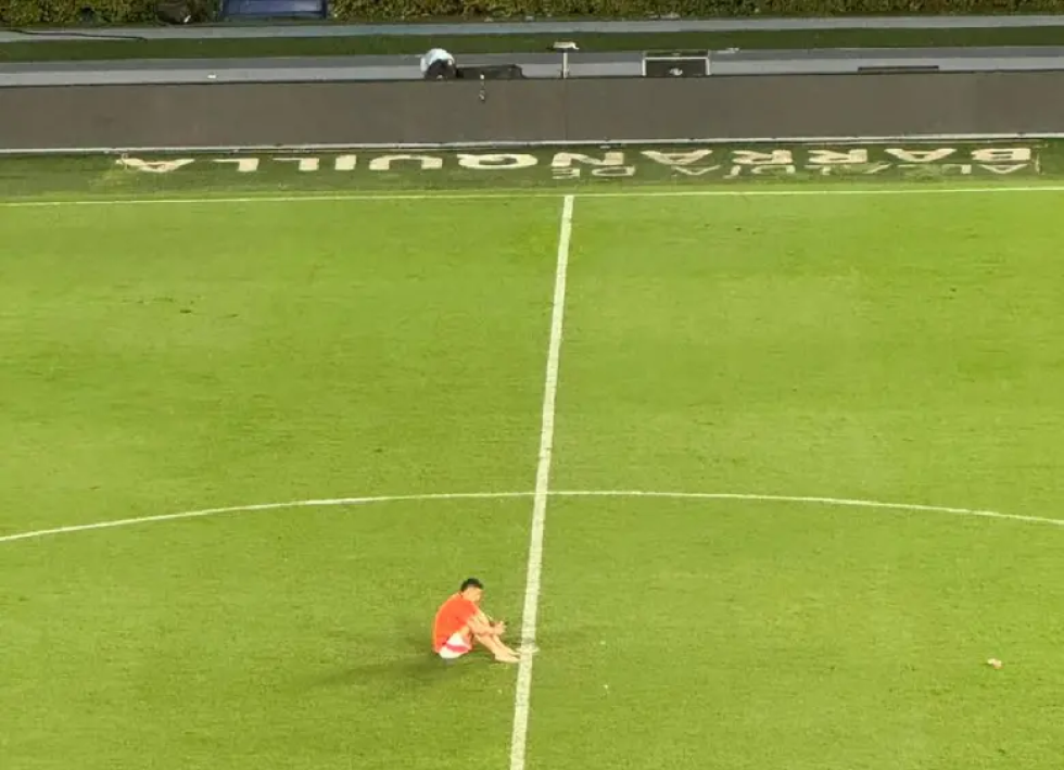 James Rodríguez, capitán de la Selección Colombia, solo en medio de la cancha del estadio Metropolitano de Barranquilla tras el partido contra Bolivia. /