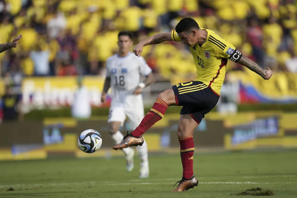 James Rodríguez es uno de los grandes zurdos del fútbol colombiano. Otros zurdos destacados son Arnulfo Valentierra, Juan Fernando Quintero, Giovanni Moreno, Roberto Carlos Cortés, Mauricio Molina y Mayer Candelo. /