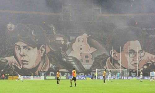 La barra del Once Caldas, Holocausto Norte, le recordó a los seguidores del Pereira su paso por la segunda categoría. Un momento que siempre los acechará como un fantasma. / Foto: Redes sociales