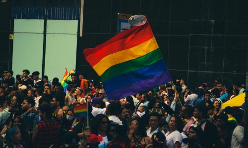 Gente reunida en una multitud en una marcha del orgullo LGBTIQ+