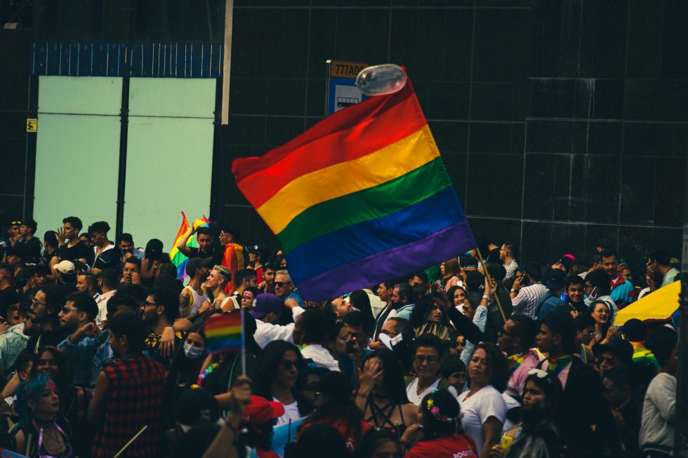 Gente reunida en una multitud en una marcha del orgullo LGBTIQ+