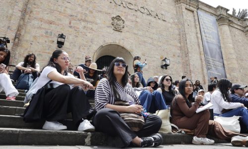 Profesores de las universidades Nacional, Externado, Javeriana y los Andes participaron esta semana en "Clase a la calle":  clases abiertas en las escaleras del Museo Nacional.