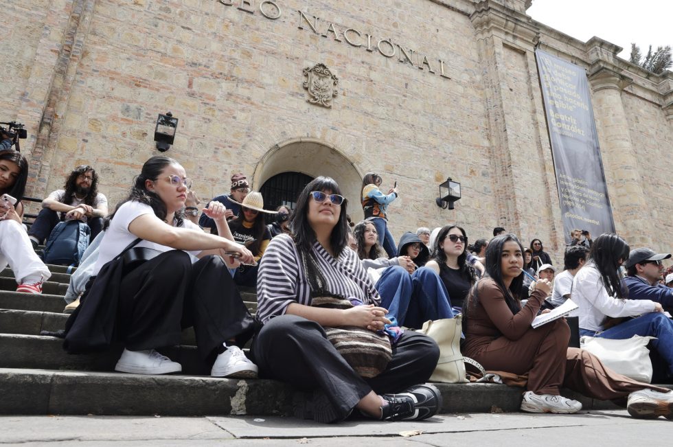 Profesores de las universidades Nacional, Externado, Javeriana y los Andes participaron esta semana en "Clase a la calle":  clases abiertas en las escaleras del Museo Nacional.