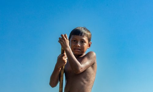 Los niños embera en Unguía, Chocó,  juegan y crecen a orillas del Río Tanela. /