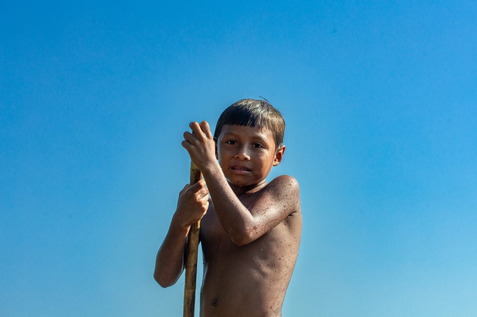 Los niños embera en Unguía, Chocó,  juegan y crecen a orillas del Río Tanela. /
